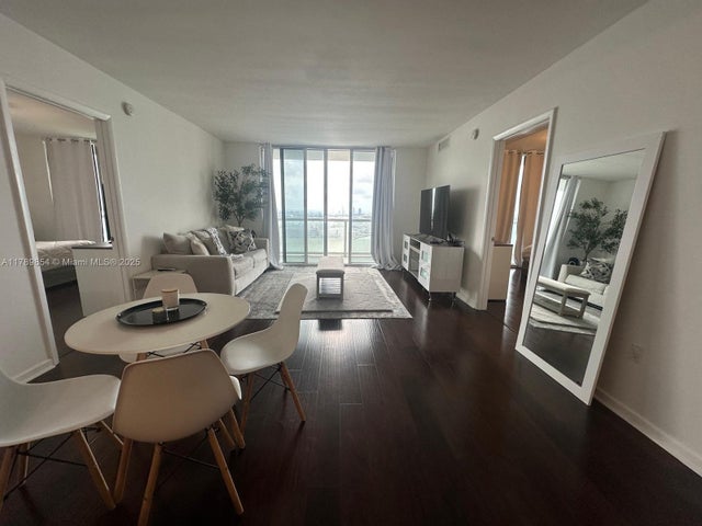 5 of 25 - 50 Biscayne Blvd 3308, Miami, FL