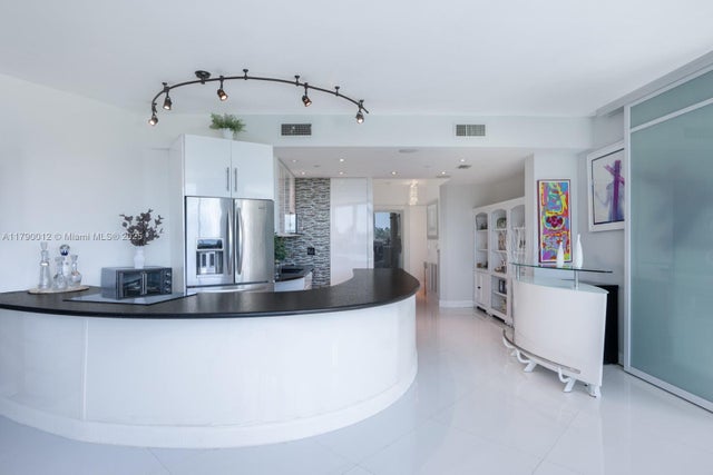 3 of 20 - 300 S Pointe Dr 402, Miami Beach, FL