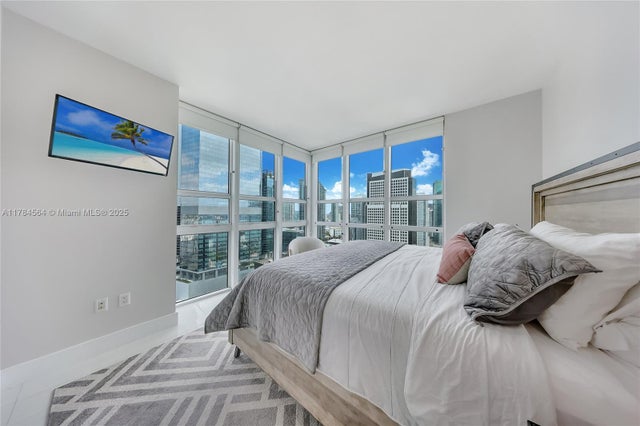 2 of 15 - 951 Brickell Ave 3201, Miami, FL