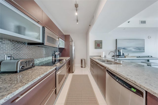 5 of 15 - 951 Brickell Ave 3201, Miami, FL