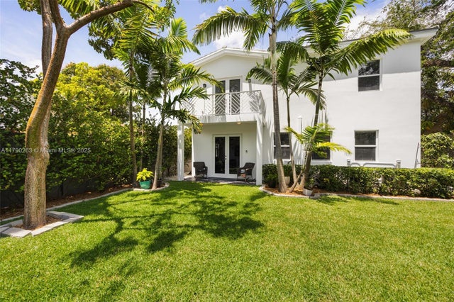 4 of 25 - 3648 Oak Ave, Coconut Grove, FL