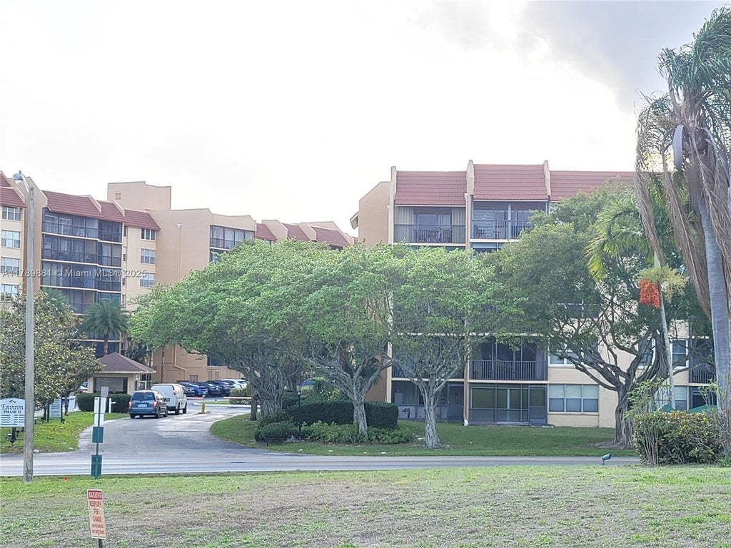 7080 Environ Blvd 424, Lauderhill