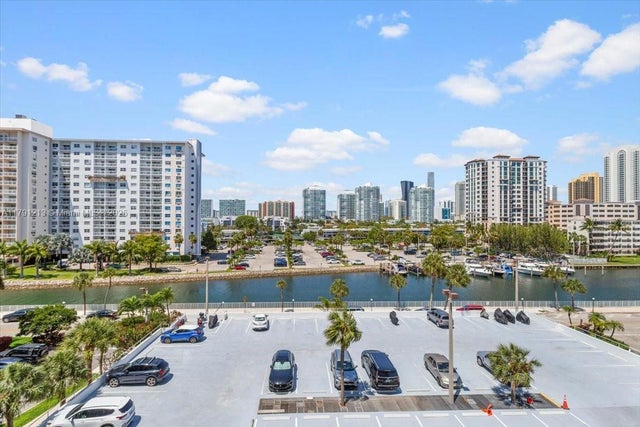 4 of 39 - 500 Bayview Dr 527, Sunny Isles Beach, FL