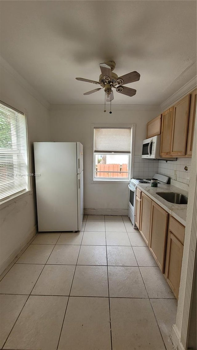 5 of 10 - 7636 Abbott Ave 4, Miami Beach, FL
