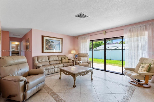 4 of 23 - 1124 Ne 3rd St, Hallandale Beach, FL