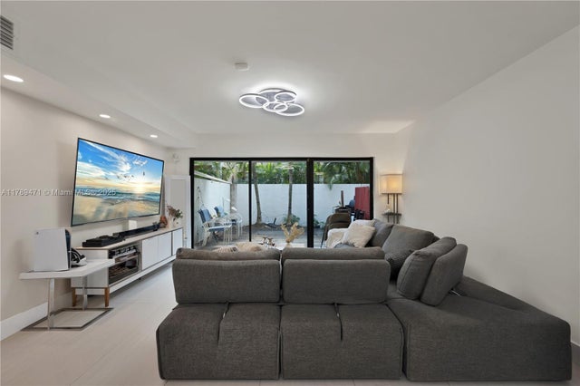 5 of 25 - 3510 Magellan Cir 726, Aventura, FL