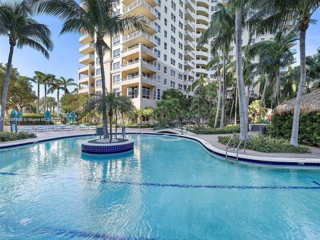 5 of 14 - 19501 W Country Club Dr 1112, Aventura, FL