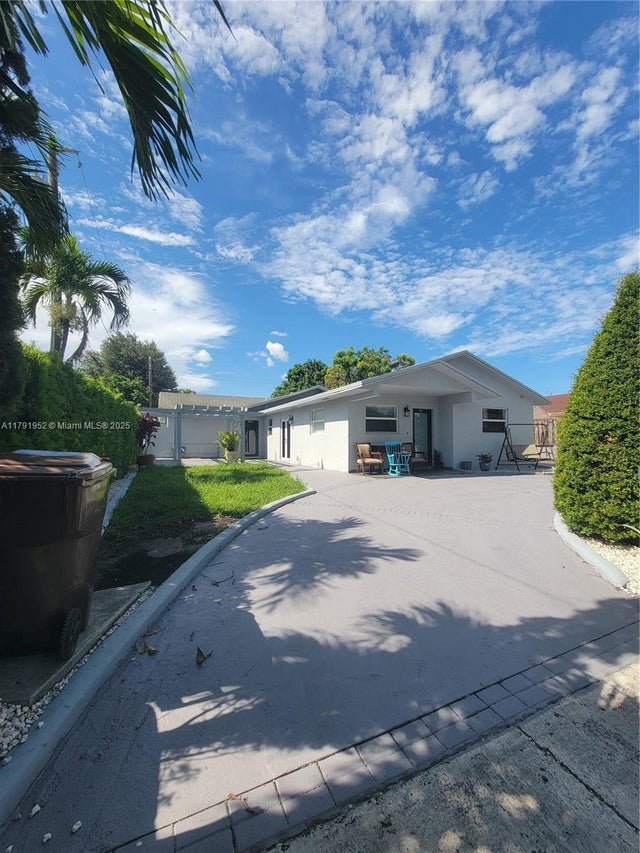 2 of 8 - 25 E 53rd Ter, Hialeah, FL