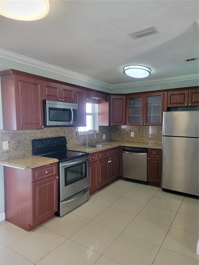 4 of 8 - 25 E 53rd Ter, Hialeah, FL