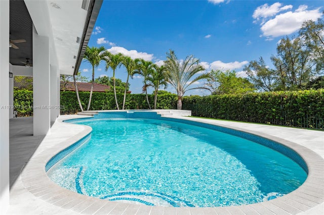 19601 E Saint Andrews Dr, Hialeah