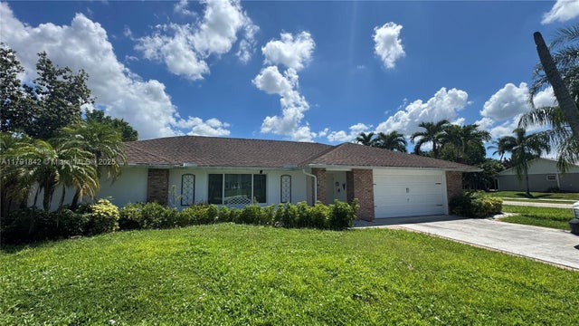 1 of 73 - 990 Hickory Trl, Wellington, FL