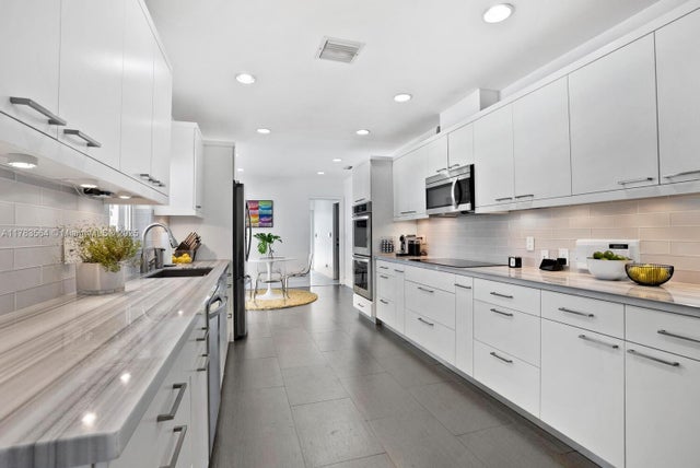 4 of 37 - 13605 Sw 73rd Ave, Palmetto Bay, FL