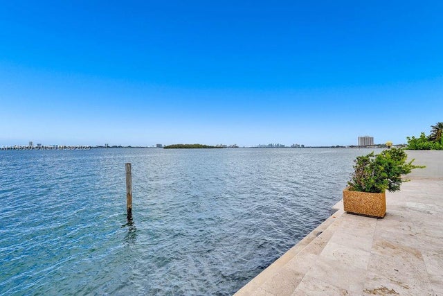 4 of 12 - 1990 Ne 119th Rd, North Miami, FL