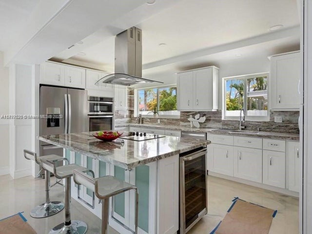 1 of 35 - 416 N Rainbow Dr, Hollywood, FL