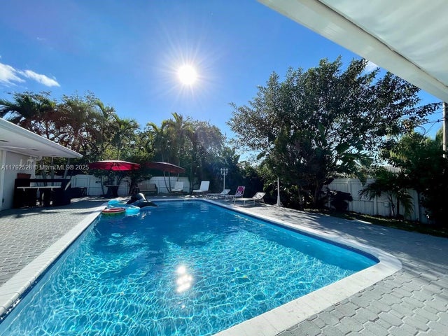 2 of 35 - 416 N Rainbow Dr, Hollywood, FL