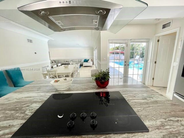 5 of 35 - 416 N Rainbow Dr, Hollywood, FL