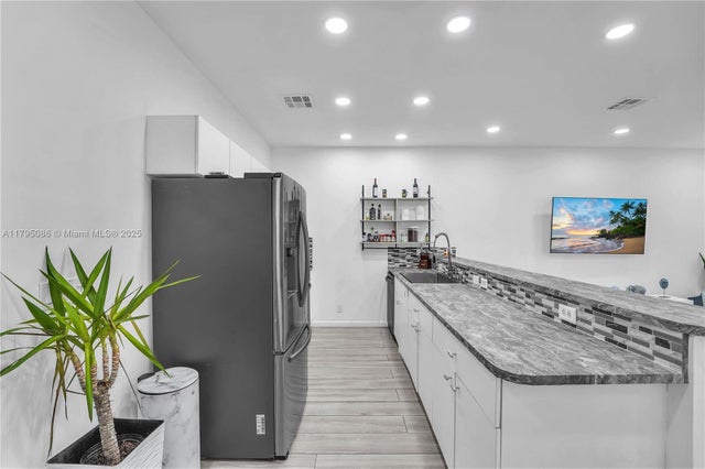 5 of 28 - 2307 Washington St 5, Hollywood, FL