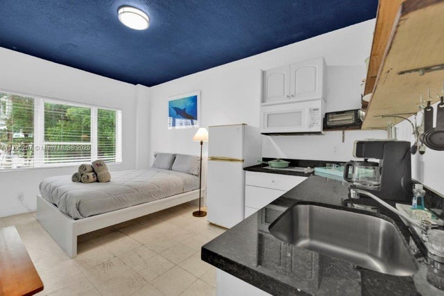 5 of 16 - 255 W 24th St 302, Miami Beach, FL