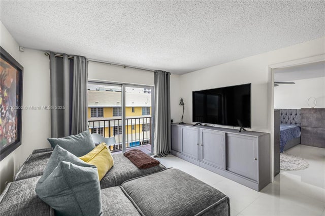 2 of 37 - 1150 Collins Ave 403, Miami Beach, FL