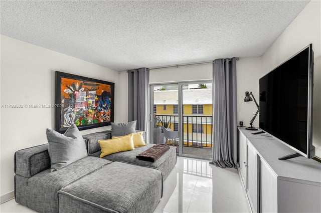 3 of 37 - 1150 Collins Ave 403, Miami Beach, FL