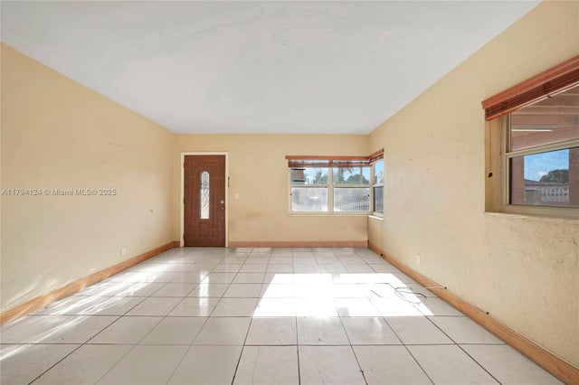 5 of 33 - 4241 W 1st Ave, Hialeah, FL