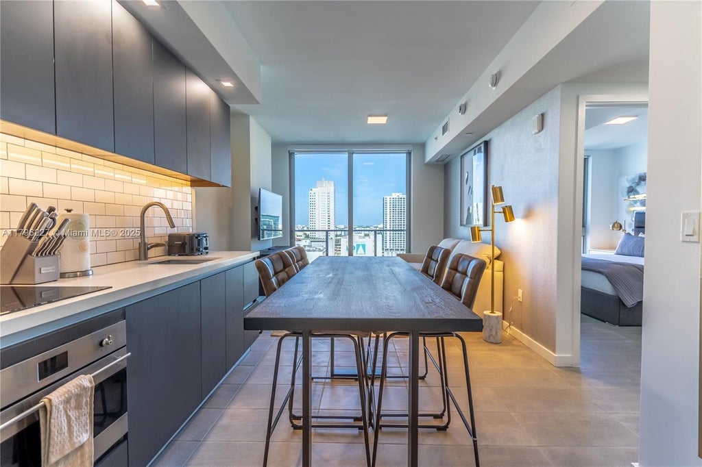 227 Ne 2nd St 2004, Miami