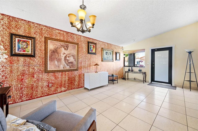 4 of 36 - 2462 W 65th St, Hialeah, FL