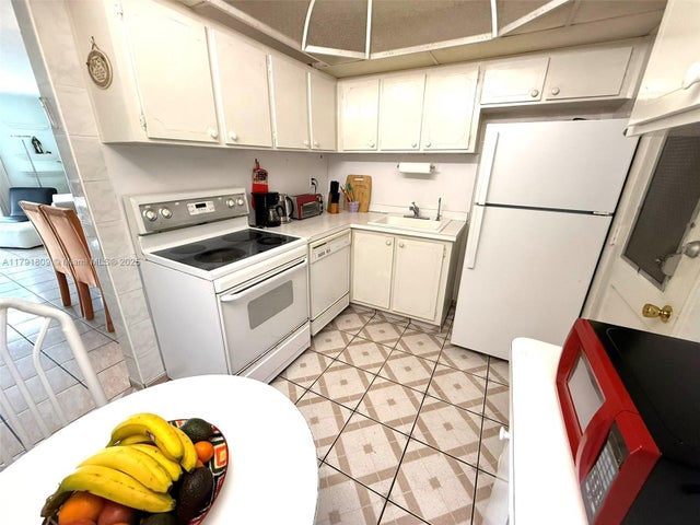 4 of 18 - 1355 Ne 167th St 302, Miami, FL