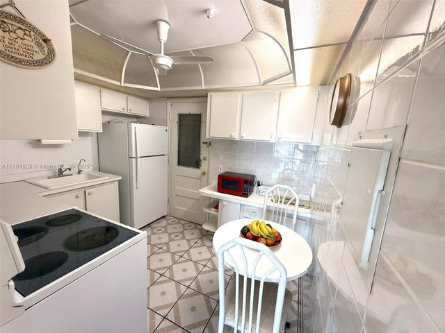 5 of 18 - 1355 Ne 167th St 302, Miami, FL
