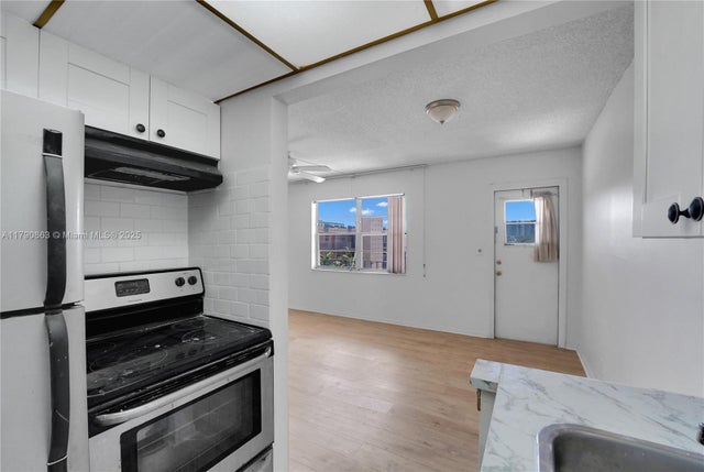 3 of 33 - 2145 Pierce St 418, Hollywood, FL