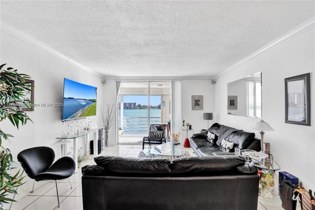 4 of 22 - 1000 Ne 191st St 21, Miami, FL