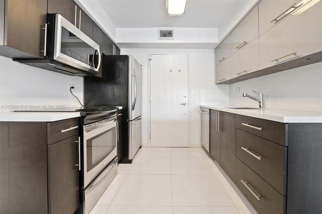 4 of 27 - 800 Ne 195th St 204, Miami, FL