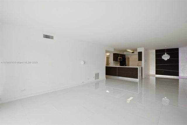 5 of 27 - 800 Ne 195th St 204, Miami, FL