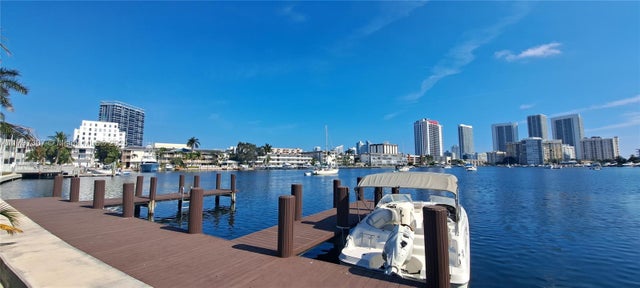 450 Golden Isles Dr 2h, Hallandale Beach
