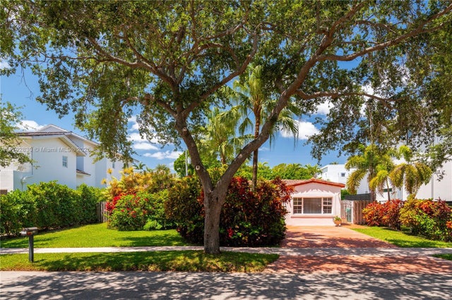 1 of 19 - 310 Woodcrest Rd, Key Biscayne, FL