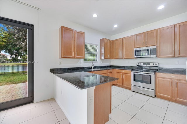 4 of 20 - 704 Ne 193 St, Miami, FL
