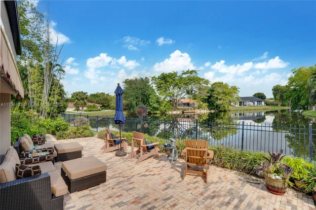 2 of 27 - 610 Lake Dasha Cir, Plantation, FL