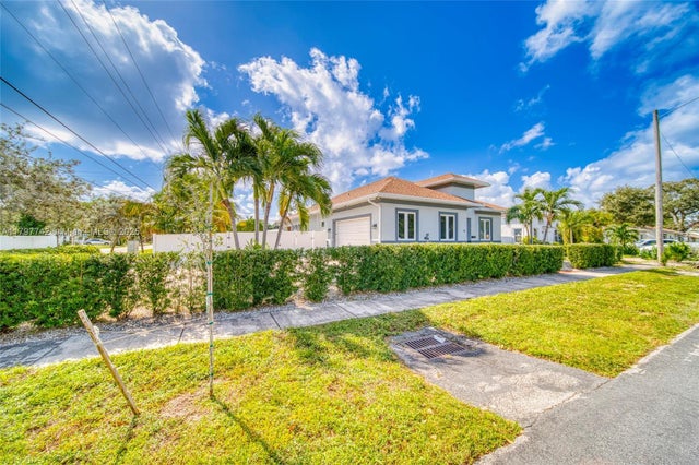 2 of 37 - 207 Sw 11th St, Dania Beach, FL