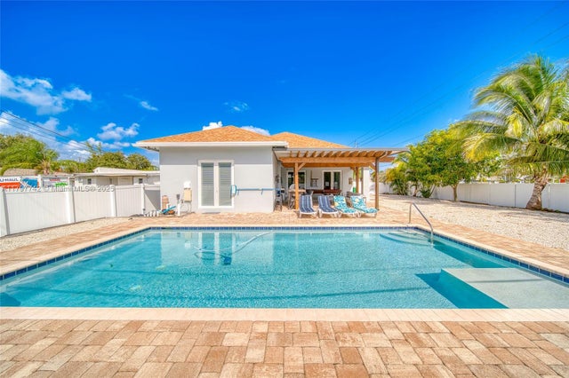 4 of 37 - 207 Sw 11th St, Dania Beach, FL