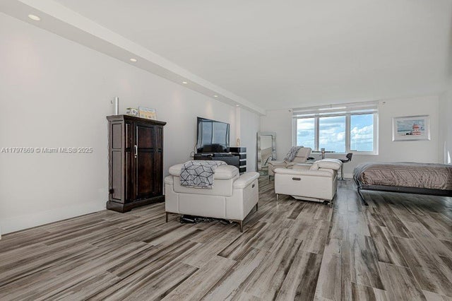 4 of 28 - 2301 Collins Ave 1532, Miami Beach, FL
