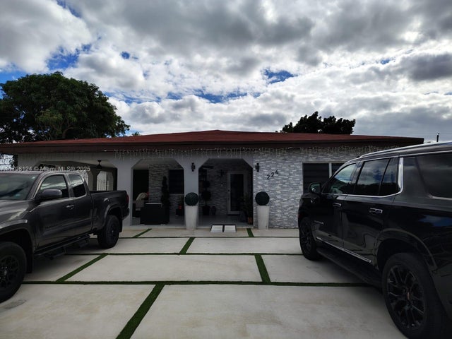 1 of 14 - 224 E 42nd St, Hialeah, FL