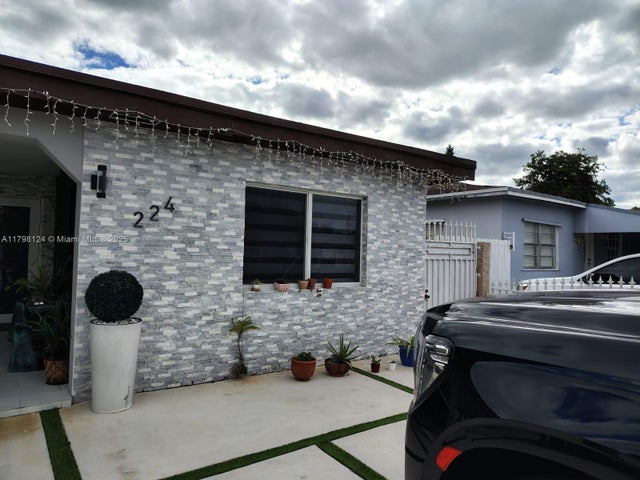 4 of 14 - 224 E 42nd St, Hialeah, FL