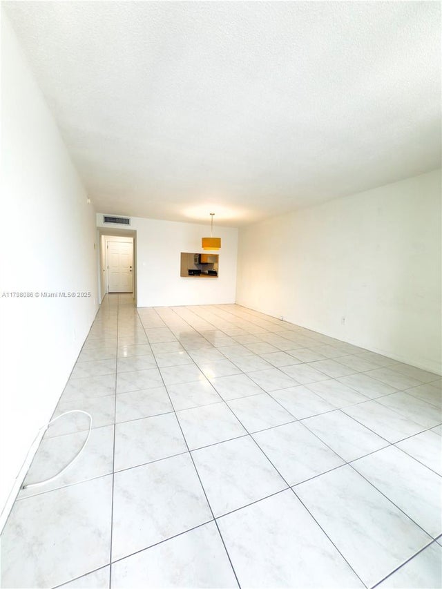 3 of 12 - 1100 Ne 191st St 25e, Miami, FL