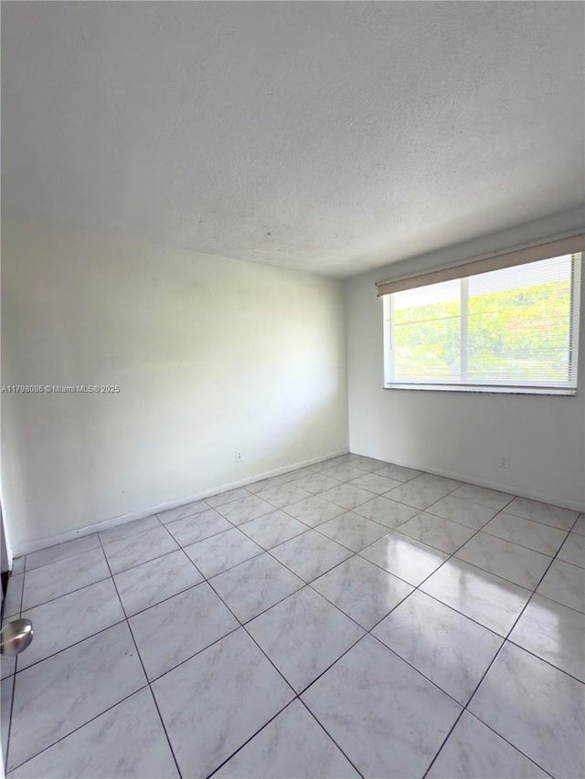 5 of 12 - 1100 Ne 191st St 25e, Miami, FL