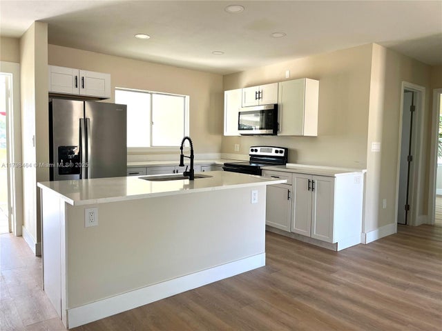 2 of 17 - 1300 Waite Dr., Fort Myers, FL