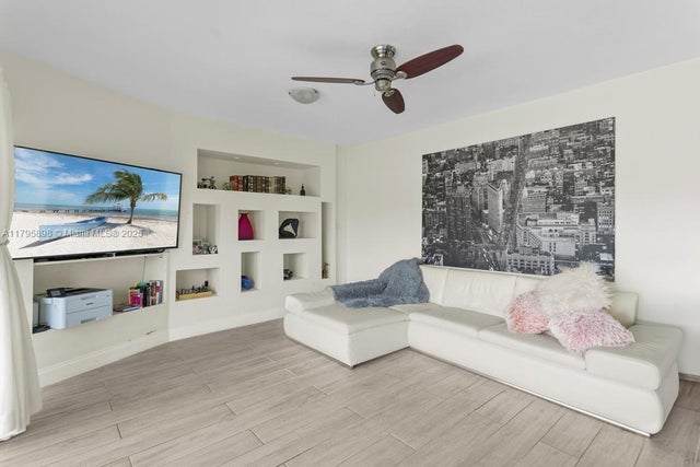 5 of 60 - 5715 Bayberry Ln, Tamarac, FL