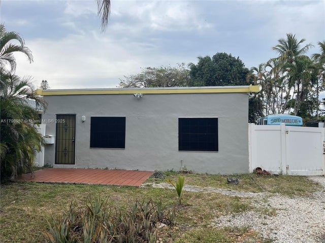 1 of 16 - 2415 Garfield St, Hollywood, FL