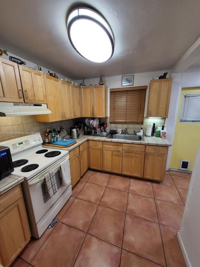 4 of 16 - 2415 Garfield St, Hollywood, FL