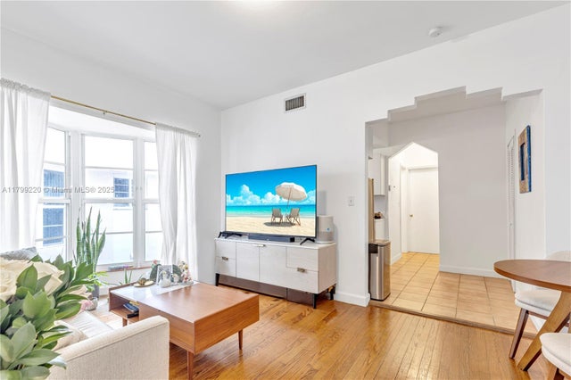 2 of 9 - 530 15th St 201, Miami Beach, FL