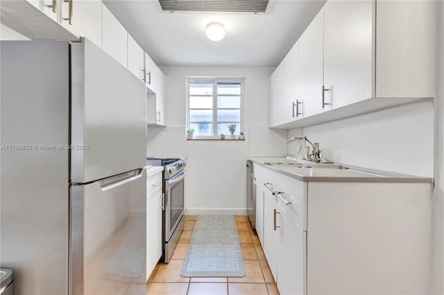 5 of 9 - 530 15th St 201, Miami Beach, FL